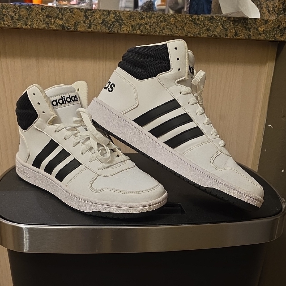 Men's 8.5 Adidas Hoops 2.0 Mid-Top Sneakers